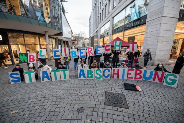 Das Bündnis NoIMK, ein Zusammenschluss linker Gruppen, demonstriert gegen repressive Asylpolitik. 