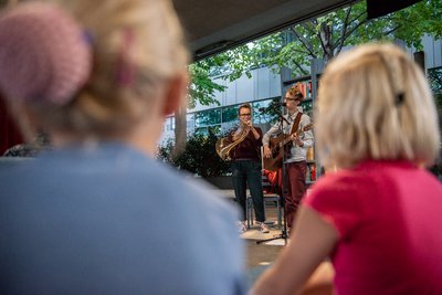 ... und die Geschwister Angela und Christian Hotz heizen als Grammoquai ein.