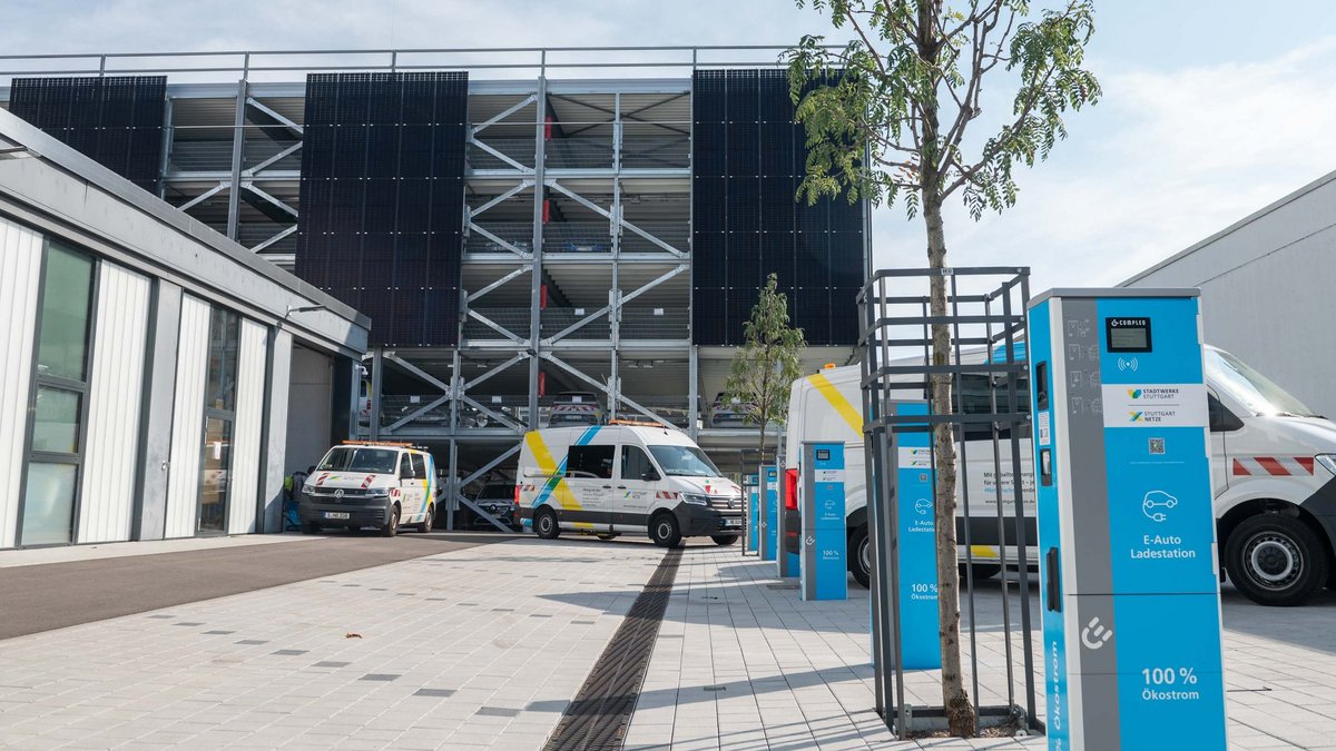 Grüner Strom aus Sonnenenergie am Mobility-Hub der Stadtwerke Stuttgart, die zu hundert Prozent im Besitz der Kommune sind. Fotos: Jens Volle
