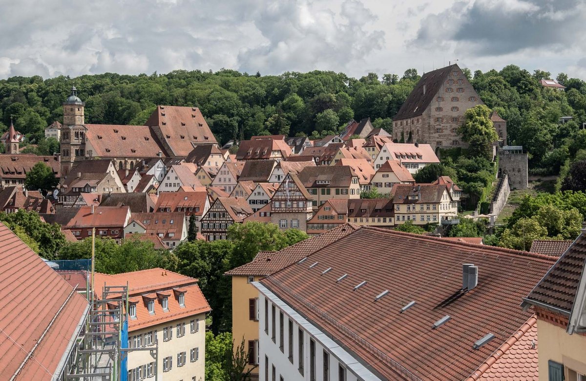 Stadtbildprägend auch Sankt Michael und das mächtige Zeughaus.