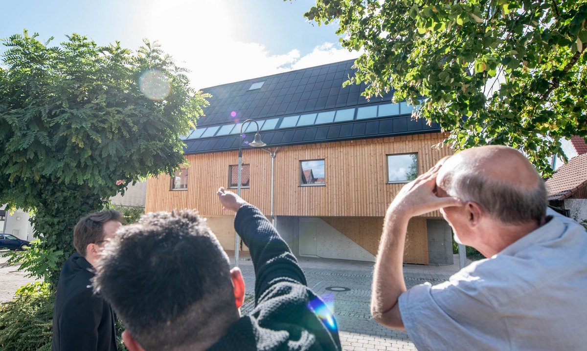 Das Strohballenhaus von außen – nach drinnen geht's mit Klick auf den Pfeil. Fotos: Jens Volle  