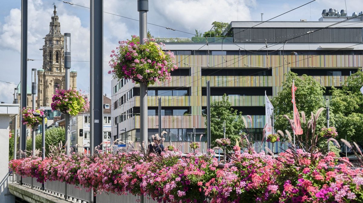 Und so sieht die Postkarte aus: Kaiserstraße mit Straßenbahn, Mikadohaus und Kilianskirche.