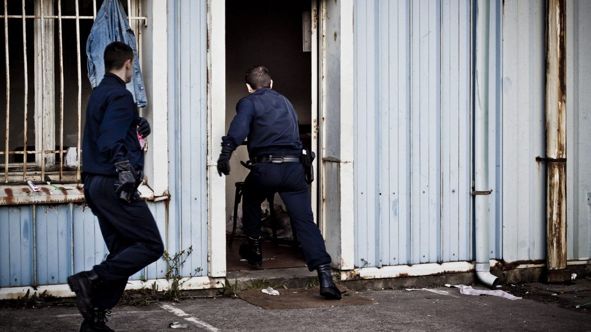 Pünktlich zum Abendessen, der einzigen Mahlzeit des Tages im Ramadan, stürmt eine Einheit der französischen Bereitschaftspolizei CRS den Squat. Beinahe täglich führt die Polizei überfallartige Razzien an den bekannten Aufenthaltsorten der Flüchtlinge durch, um ihnen das Leben in Calais möglichst unbequem zu machen.