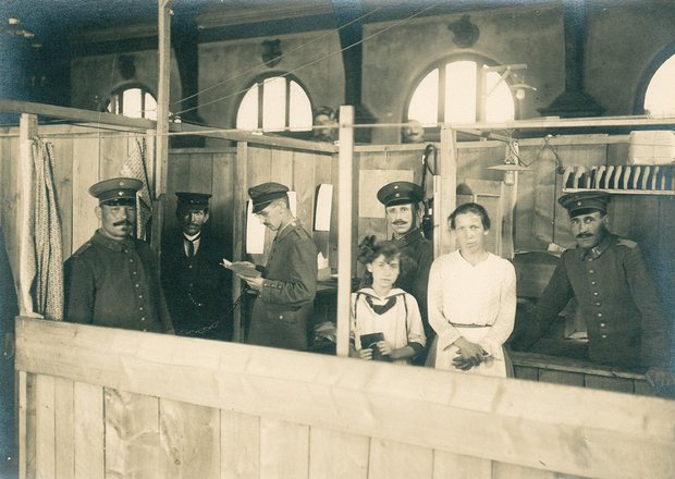 Holzboxen im Gebäude des Konstanzer Hauptzolls zur Durchsuchung von Grenzgängern, Aufnahme um 1917. Foto: Rosgartenmuseum Konstanz