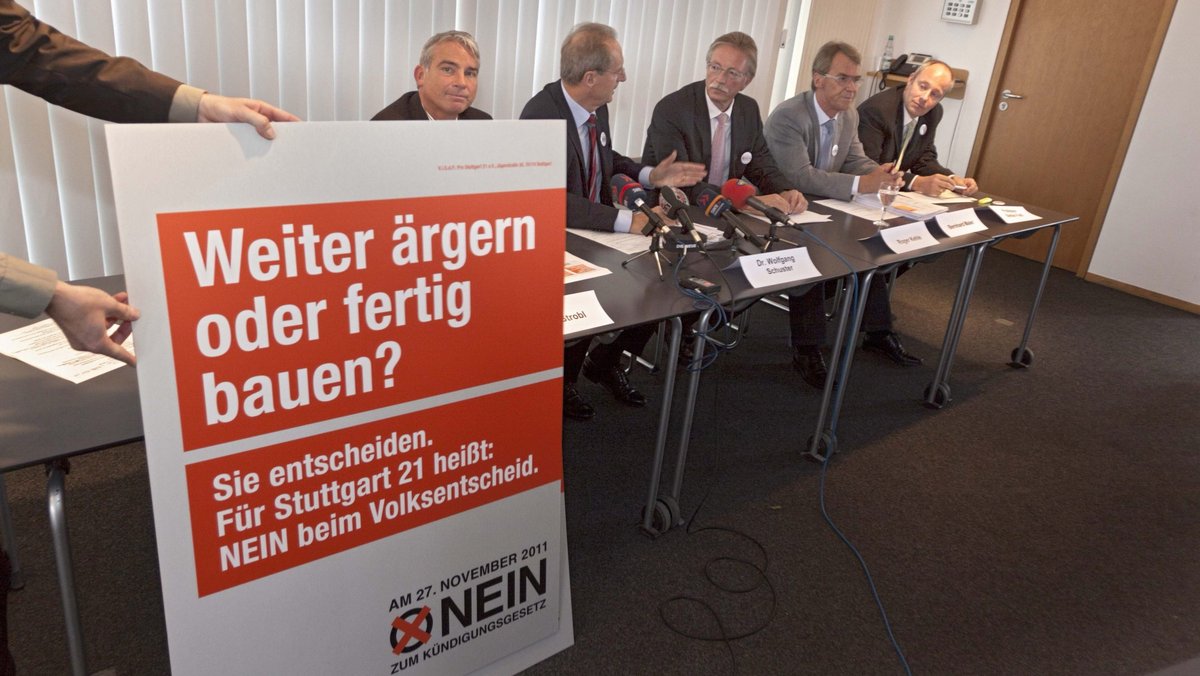 Präsentation der S-21-Fanplakate im Oktober 2011, kurz vor der Volksabstimmung. Bis dahin war noch fast nichts gebaut. Seit das anders ist, gibt es Ärger. Links im Bild: der heutige Innenminister Thomas Strobl (CDU) neben dem damaligen Stuttgarter Oberbürgermeister Wolfgang Schuster.