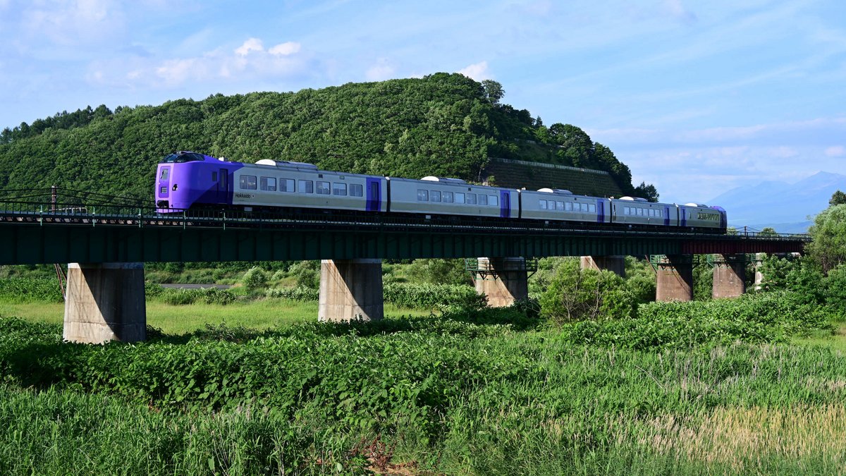 Der "Lavender-Express" auf Hokkaido, ein Zug, der nur im Sommer zu den Blumenfeldern Hokkaidos fährt.
