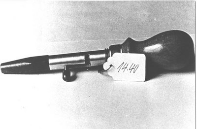 Die Mordwaffe: ein Hasentöter. Foto: Fritz Besnecker