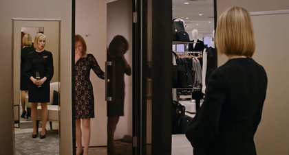 Maskerade auch beim Shopping, die Verkäuferin (Friederike Kempter) spielt begeistert.