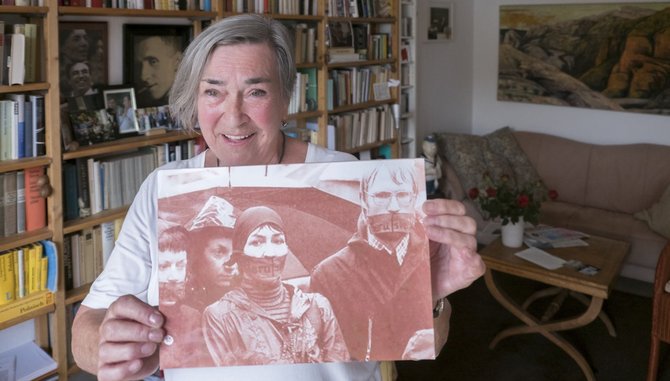 Die vom Erlass betroffene Irene Jung zeigt ein Bild von früher, auf dem sie gegen das Berufsverbot demonstrierte. Foto: Joachim E. Röttgers