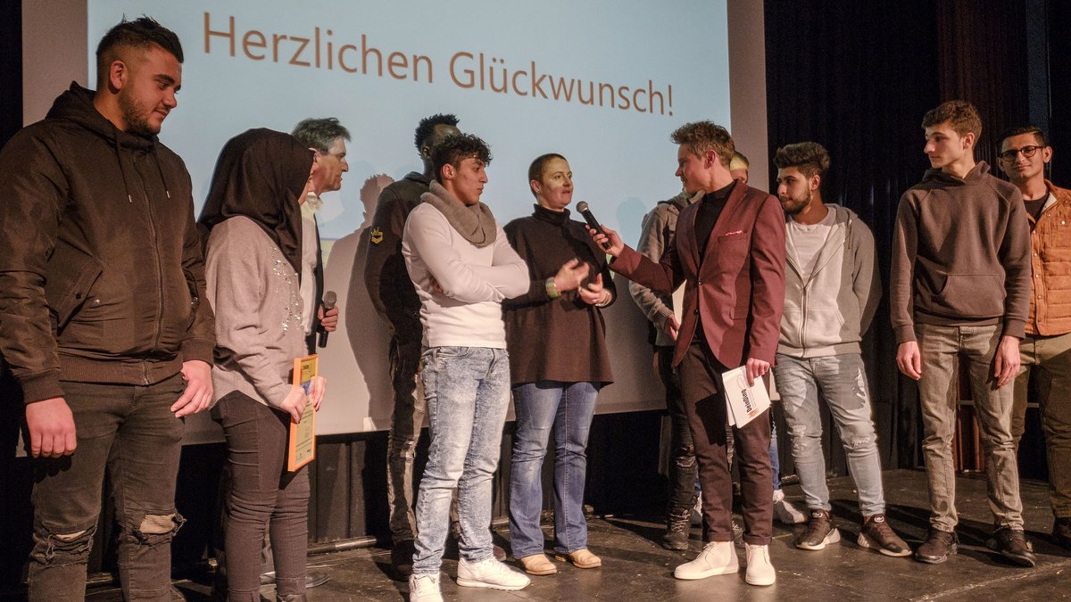 Das Kontext-Medienprojekt mit Geflüchteten, geleitet von Anna Hunger, gewinnt im März 2018 den Jugendbildungspreis Baden-Württemberg. Foto: Joachim E. Röttgers