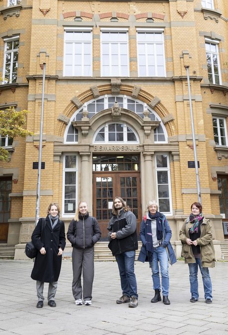 Seit Anfang August machten sich regelmäßig auf den Schulweg (von links): Kontext-Praktikantin Nelly Rommel, Volontärin Franziska Mayr, die Redakteur:innen Minh Schredle, Gesa von Leesen und Anna Hunger. Foto: Julian Rettig Seit Anfang August machten sich regelmäßig auf den Schulweg (von links): Kontext-Praktikantin Nelly Rommel, Volontärin Franziska Mayr, die Redakteur:innen Minh Schredle, Gesa von Leesen und Anna Hunger. Foto: Julian Rettig