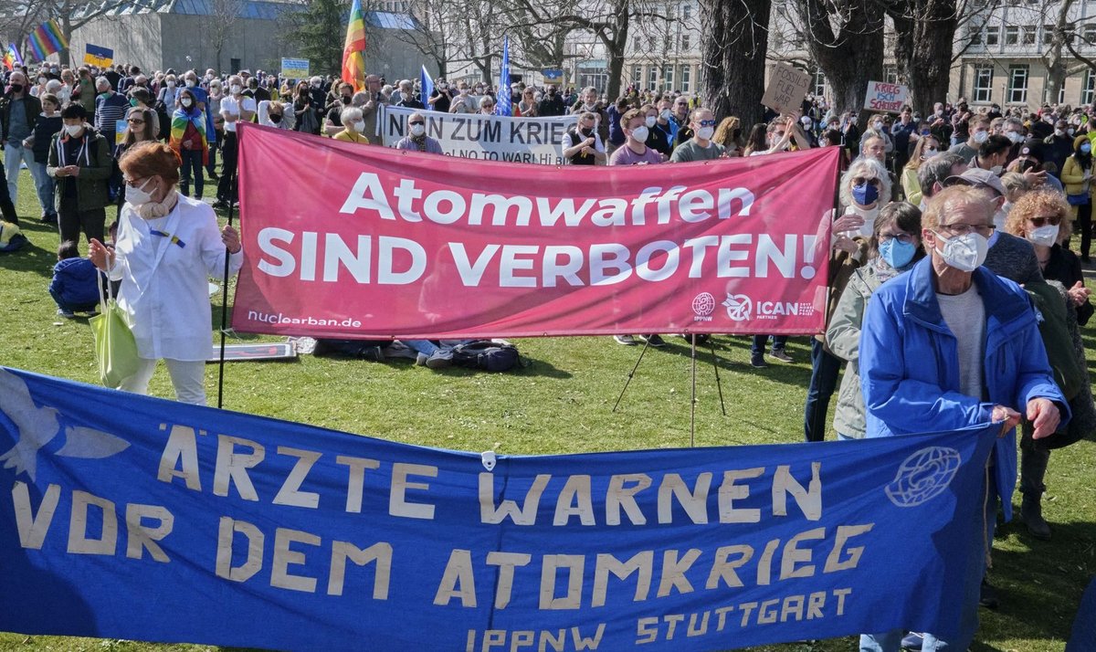 Auch die Internationalen ÄrztInnen für die Verhütung des Atomkriegs sind da.  Auch die Internationalen ÄrztInnen für die Verhütung des Atomkriegs sind da.