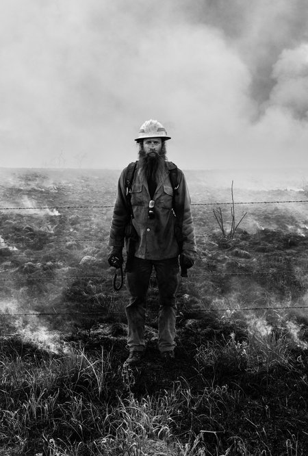Serie "Spina Americana": Feuerwehrmann bei einem Grasbrand. Huntsville, Kansas, Mai 2022.