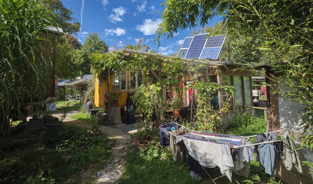 Solarmodule auf allen Dächern, Wäsche trocknet an der Sonne – ökologisch vorbildlich.