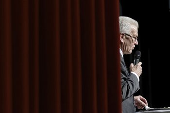 Der König von Baden-Württemberg in Wendlingen auf der Bühne.