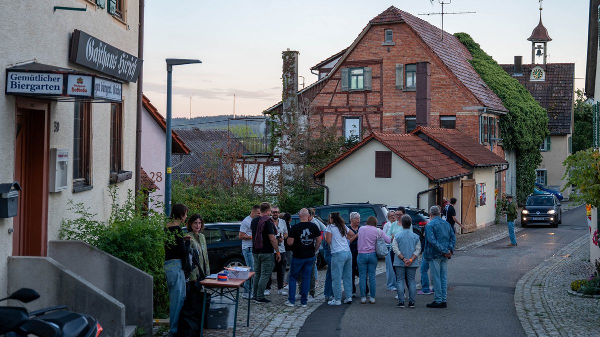 Am Abend der Premiere: Rohrbronner- und -brenner:innen vor dem ehemaligen Gasthaus Hirsch.