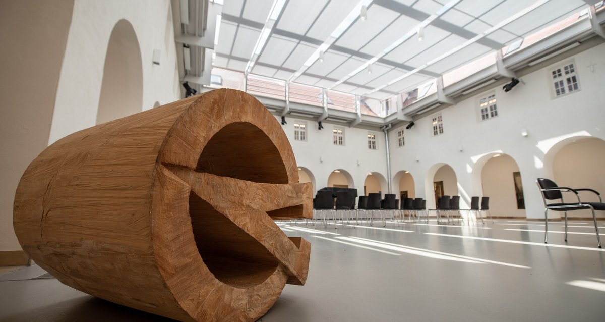 Umzug der Fähre ins Alte Kloster: 2010 wird der Kreuzgang durch ein Glasdach zum Ausstellungsraum. Vorne ein Werk von Rudolf Wachter.