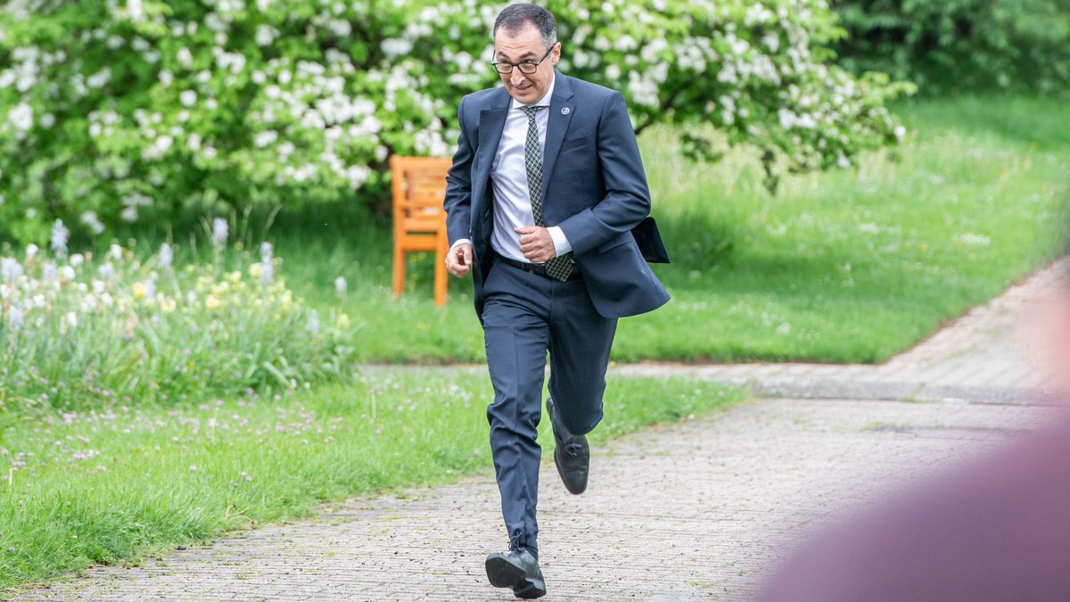 Cem Özdemir auf dem Weg – ja, wohin? Bleibt er in Berlin oder traut er sich zurück nach Baden-Württemberg? Foto: Jens Volle