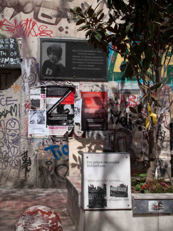 2008 wurde im Athener Stadtteil Exarchia ein 15-Jähriger von Polizisten erschossen. Exarchia ist traditionell rebellisch: Hier begann 1973 der Aufstand gegen die Militärjunta. Seitdem hat Militär keinen Zugang. Umso härter greift die Polizei durch.