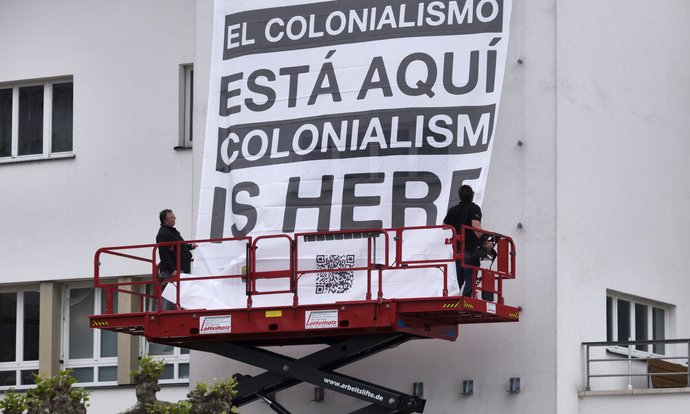 "Kolonialismus ist hier", steht am Turm des ehemaligen Hafenbahnhofs. Nicht auf Deutsch.