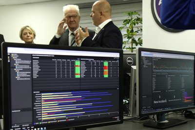 Ministerpräsident Winfried Kretschmann (Mitte) bei Asxos mit Vorstand Frank Müller. Foto: StaMi BW