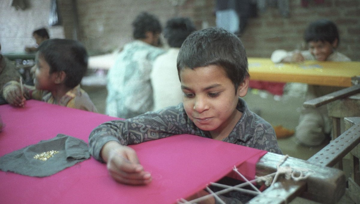 Kinderarbeit in Indien: Sortieren von Schmucksteinen, damit es in Europa glitzert. Fotos: Joachim E. Röttgers