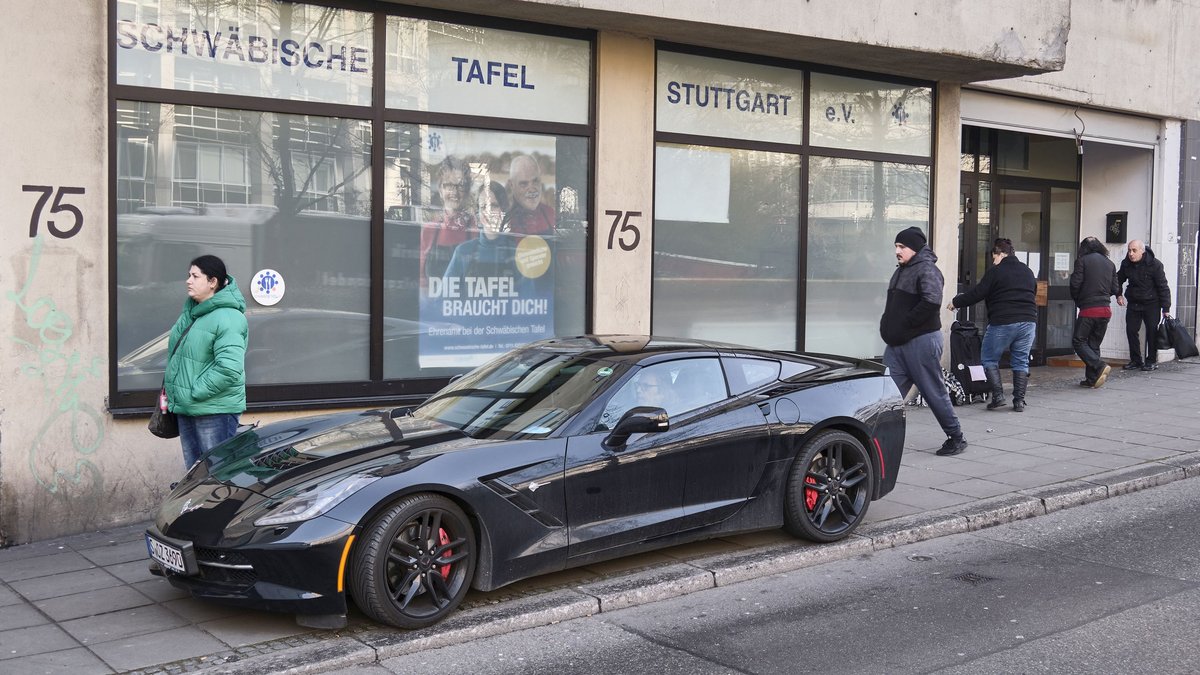 Wer mit solchen Schlitten bei der Tafel vorfährt, kann ja wohl was springen lassen. Foto: Joachim E. Röttgers