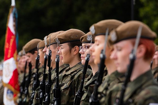 Für Frauen offen, aber ein Magnet für Rechte: Einheit der paramilitärischen "Armee zur Territorialverteidigung". Foto: Adam Guz/gemeinfrei Für Frauen offen, aber ein Magnet für Rechte: Einheit der paramilitärischen "Armee zur Territorialverteidigung". Foto: Adam Guz/gemeinfrei