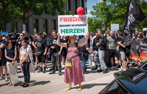 Das Bündnis "Gemeinsam für Deutschland" Ende Mai in Reutlingen. Vorne: Querdenkerin. Hinten: Lonsdale-tragende Neonazis wie in den Neunzigern. Foto: Korbinian Strohhuber Das Bündnis "Gemeinsam für Deutschland" Ende Mai in Reutlingen. Vorne: Querdenkerin. Hinten: Lonsdale-tragende Neonazis wie in den Neunzigern. Foto: Korbinian Strohhuber