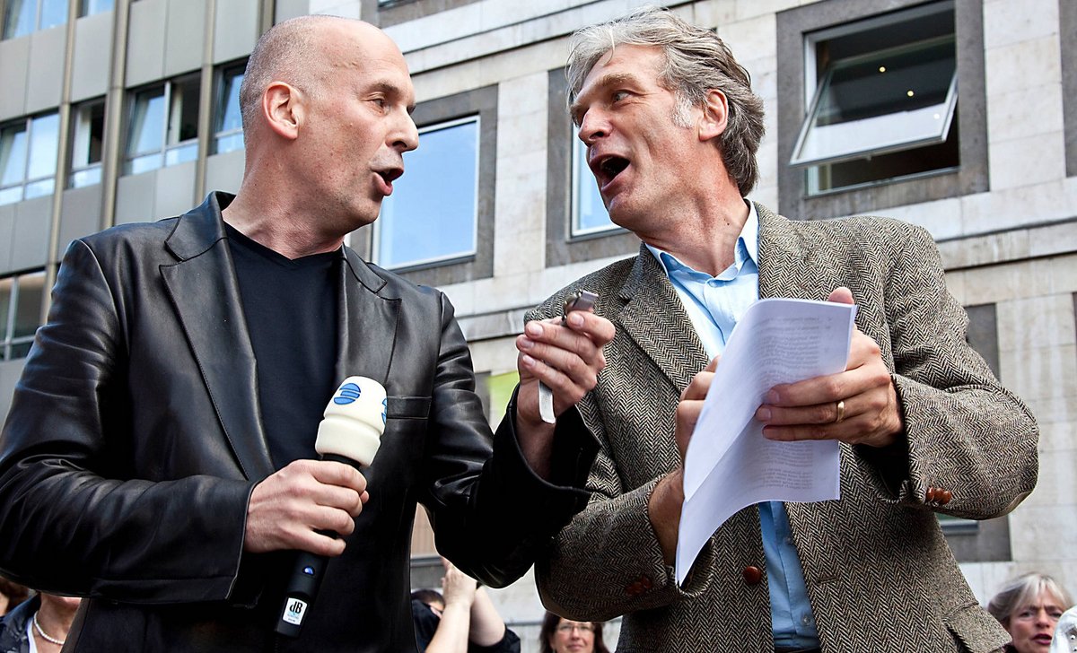 28. Juli 2010: Volker Lösch (links) und Walter Sittler beim Countdown zum allerersten Schwabenstreich vorm Stuttgarter Rathaus. Foto: Roland Hägele