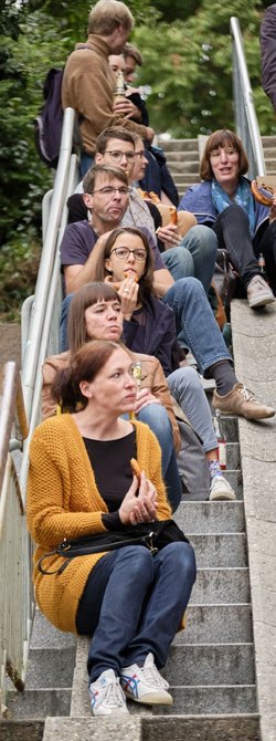 Lauschen mit Brezeln. Lauschen mit Brezeln.