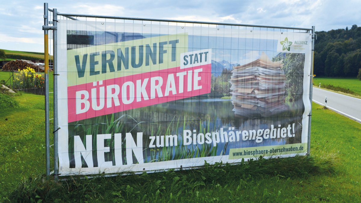 Auf den Wiesen der oberschwäbischen Bauern reklamieren die Fürstenhäuser die Vernunft für sich. Foto: Roland Reck