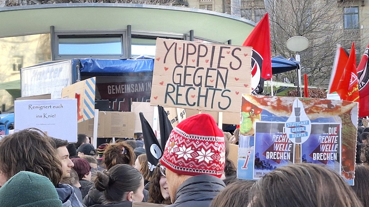 Andauernd am Demonstrieren, dieses junge urbane arbeitende Völkchen. Auch am 24.2.2024 in Stuttgart.