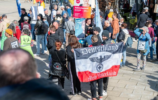 Neonazi-Ästhetik neben friedensbewegten Schwurbler:innen. 