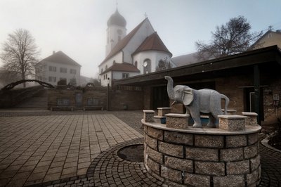 Marktplatz mit Wappentier - das Herz von Hohenstadt.