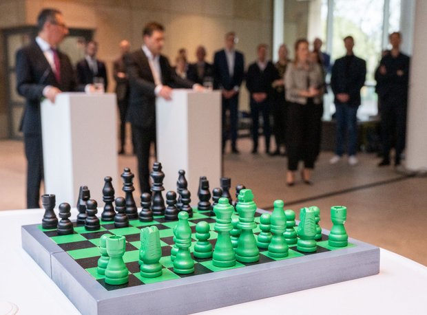 Soll das Schachbrett auf die nun beginnenden Koalitionsverhandlungen anspielen?