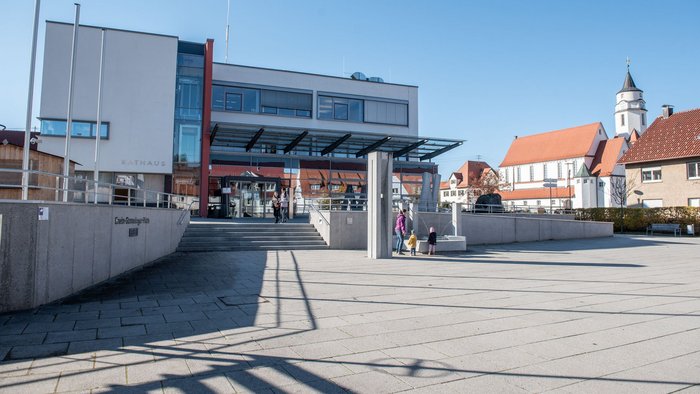 Eher nicht grün: Betonwüste Meßstettener Rathaus. 