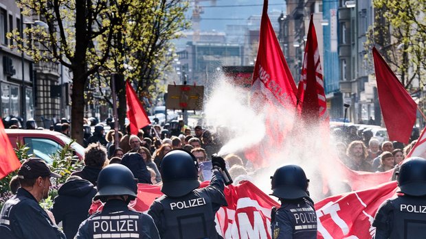 Sonderlich gezielt wirkte der Pfefferspray-Einsatz nicht. 