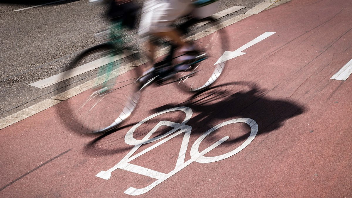 Führt Radfahren zu einem Buckel, einem komischen Gang oder seltsamen Gesicht? Alles Vorurteile, wissen Radfahrerinnen. Foto: Julian Rettig