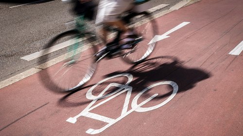 サイクリングが解放される: 女王の下に車輪が付いている