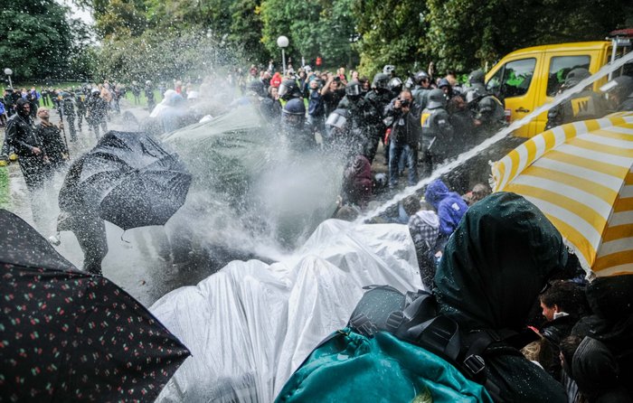 Der Wucht des Strahls hält nichts stand, Schirme nicht, Menschen nicht.