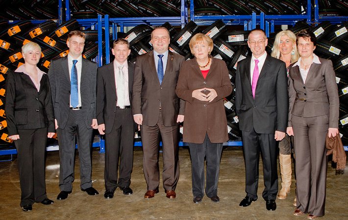 CDU-Prominenz vor Autoreifen: Kanzlerin Angela Merkel, Ministerpräsident Stefan Mappus und Landesverkehrsministerin Tanja Gönner versammeln sich 2011 um Reifenmogul Bernd Göggel (3.v.r.). Foto: Mirjam Schultheiß