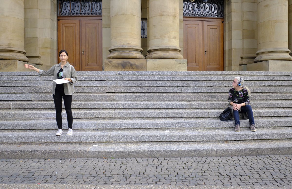 Nehal mit Zuhörerin vor der Oper. 