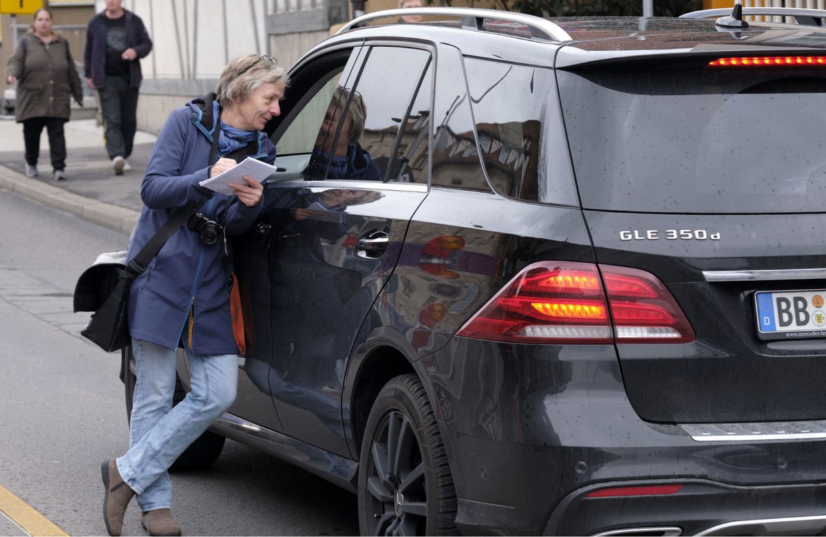 Am SUV ist gut Lehnen: Gesa von Leesen beim Fensterln am Rande einer Fridays-for-Future-Demo.