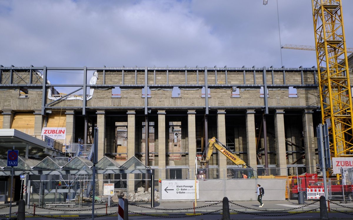 Stuttgarts Hauptbahnhof heute: angebissen, entbeint ... 