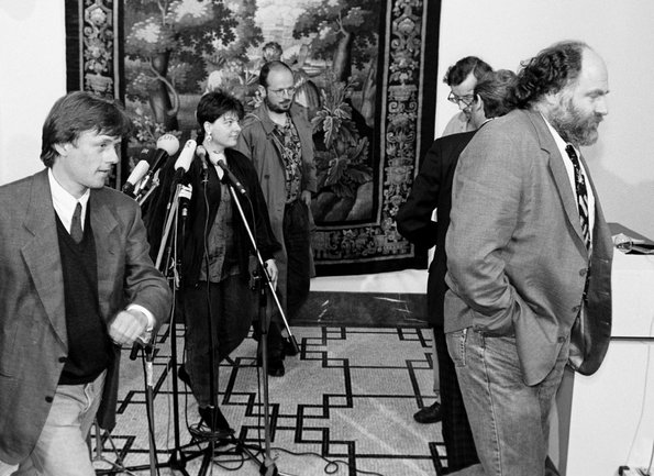 Erste Trittübungen im Staatsministerium 1992. Zunächst flüchtiger Natur. Erste Trittübungen im Staatsministerium 1992. Zunächst flüchtiger Natur.