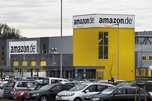 Amazon-Gebäude mit parkenden Autos.