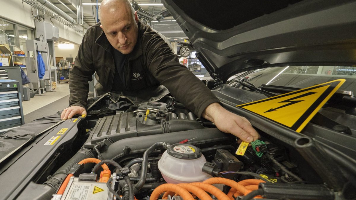 Elektromobilität: Inspektion unter Hochspannung in einer Stuttgarter VW-Werkstatt. Fotos: Joachim E. Röttgers