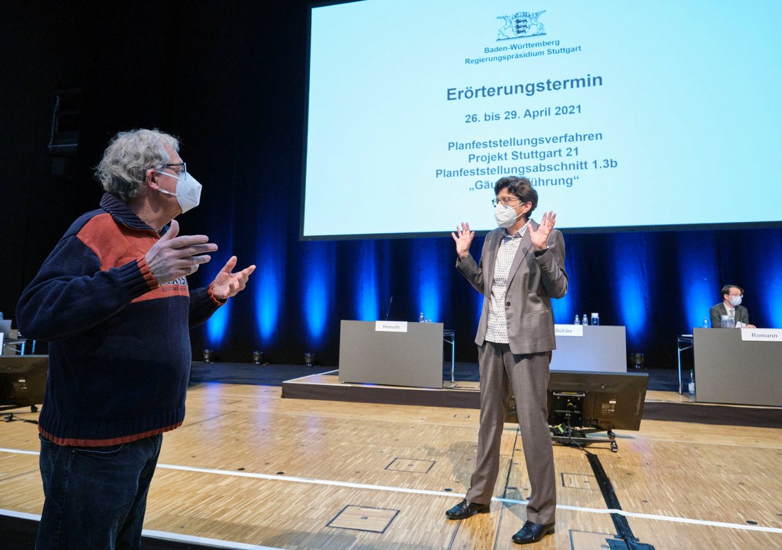 Nichts mehr zu machen: Gertrud Bühler (rechts) vom Regierungspräsidium Stuttgart und der um eine Absetzung der Erörterungsverhandlung bemühte Dieter Reicherter am Montag im Saal C1 der Messe Stuttgart. Fotos: Joachim E. Röttgers