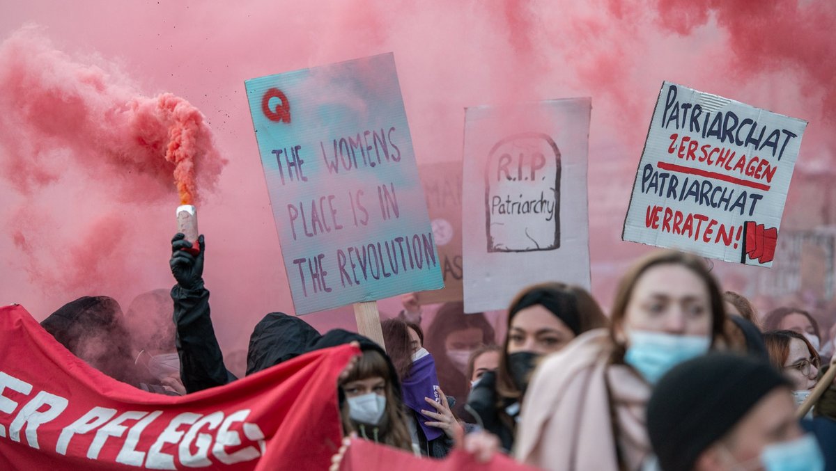 Da hat sich eine Menge Wut angestaut: Frauenkampftag am 8. März 2021 in Stuttgart. Foto: Jens Volle